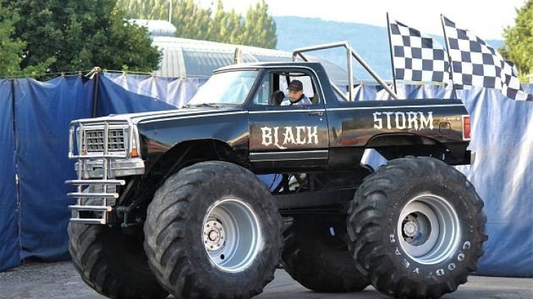 obrazem-triky-jako-v-kobre-11-do-mesta-prijeli-kaskaderi-s-monster-trucky-31_denik-630-16x9